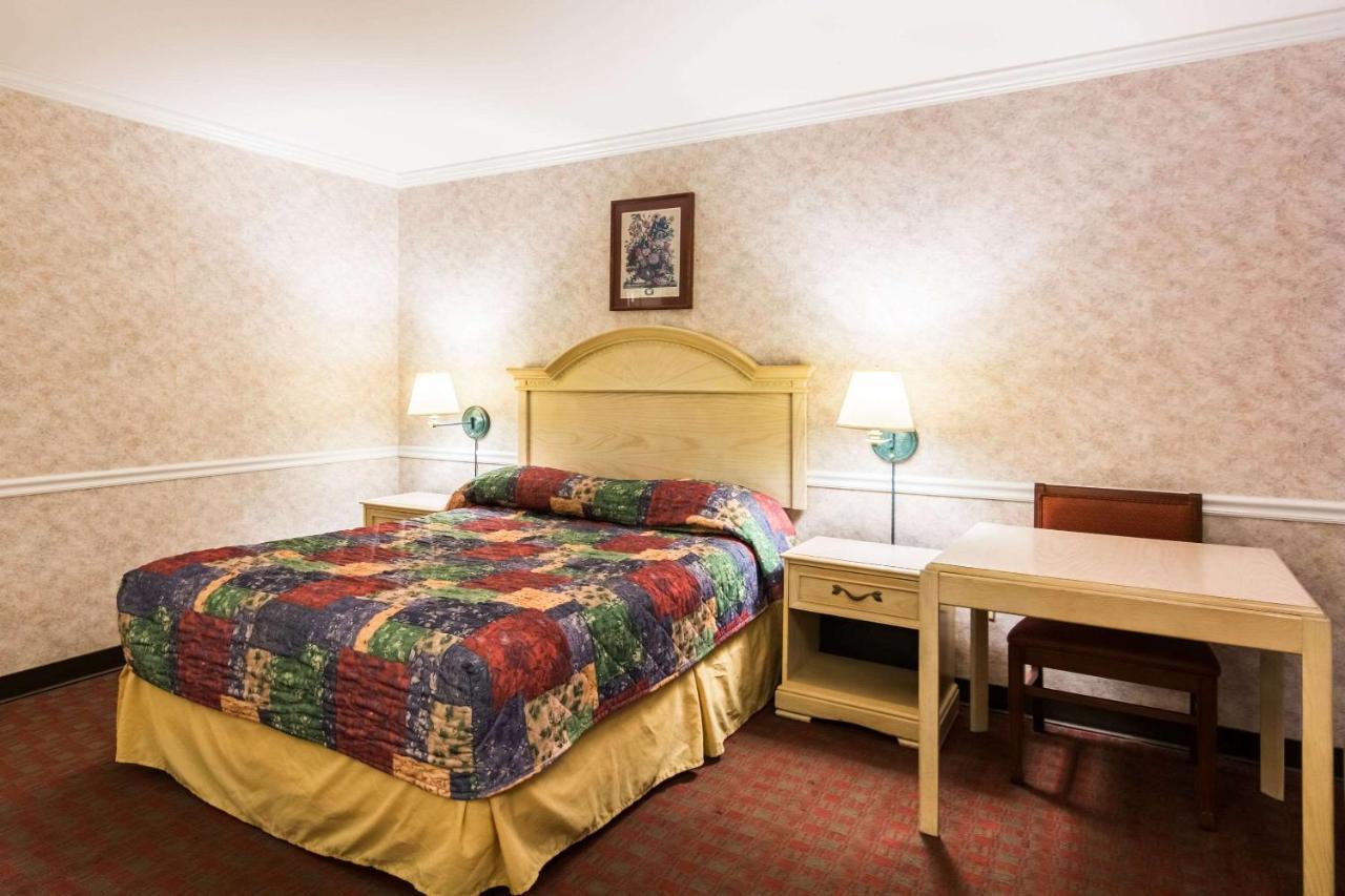 Rodeway Inn Fairfax Exterior photo